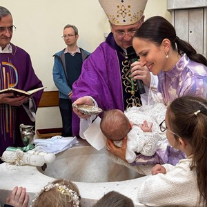 Biskup Šaško u Retkovcu krstio peto dijete obitelji Čolakić i šesto dijete obitelji Grgić